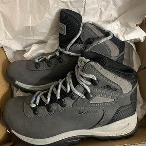 Columbia Newton Ridge Plus Waterproof Hiking Boot - women’s 6.5